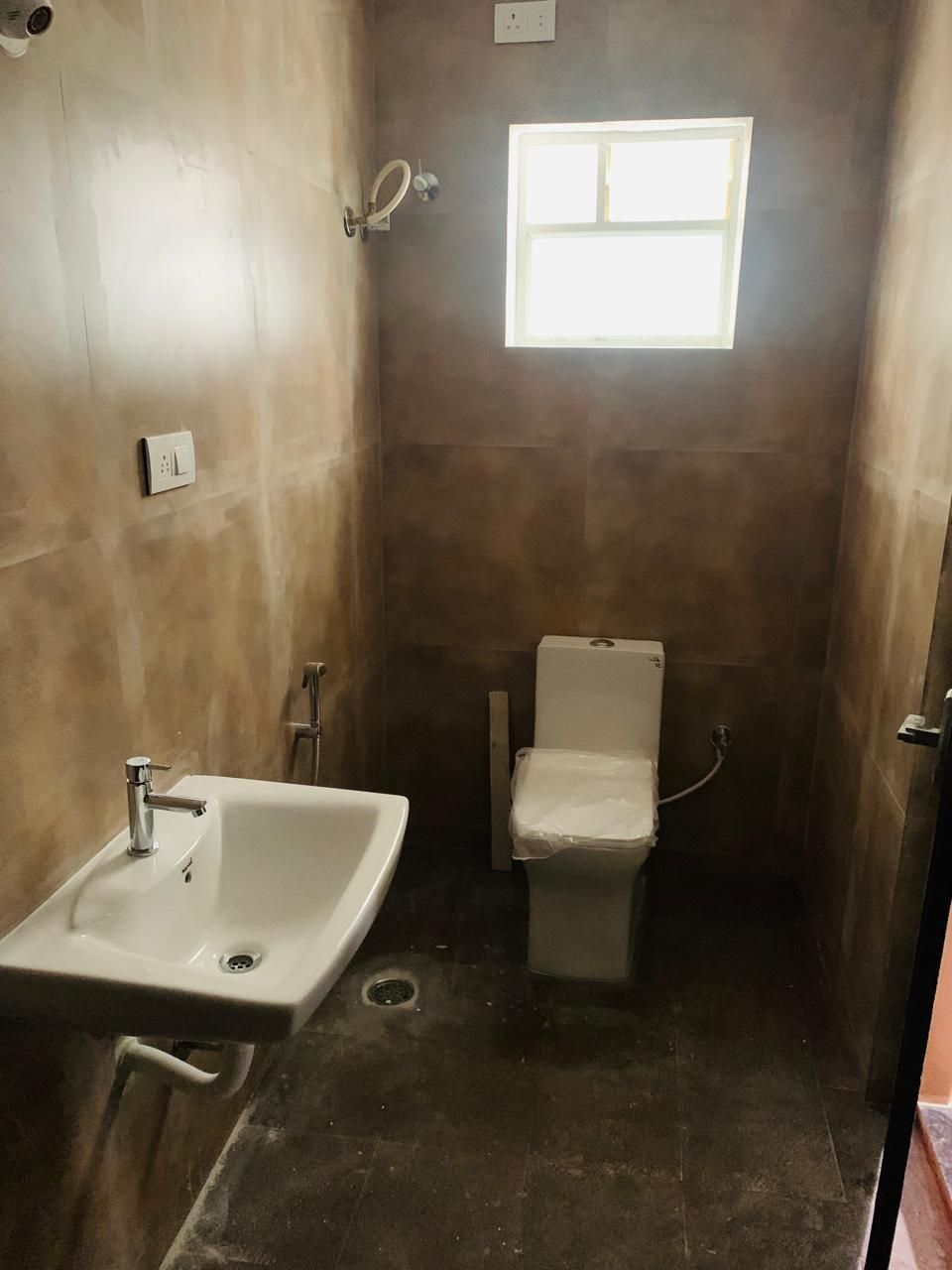 Finished bathroom with wall-hung basin and floor-mounted WC
